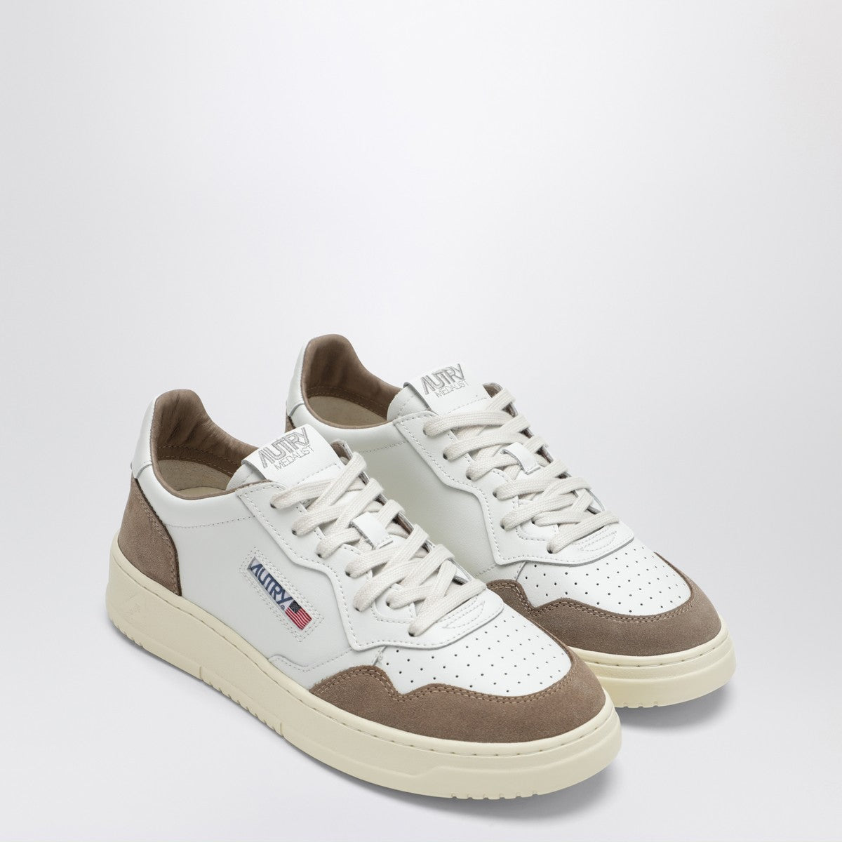 AUTRY Medalist Low sneaker in white leather and brown suede