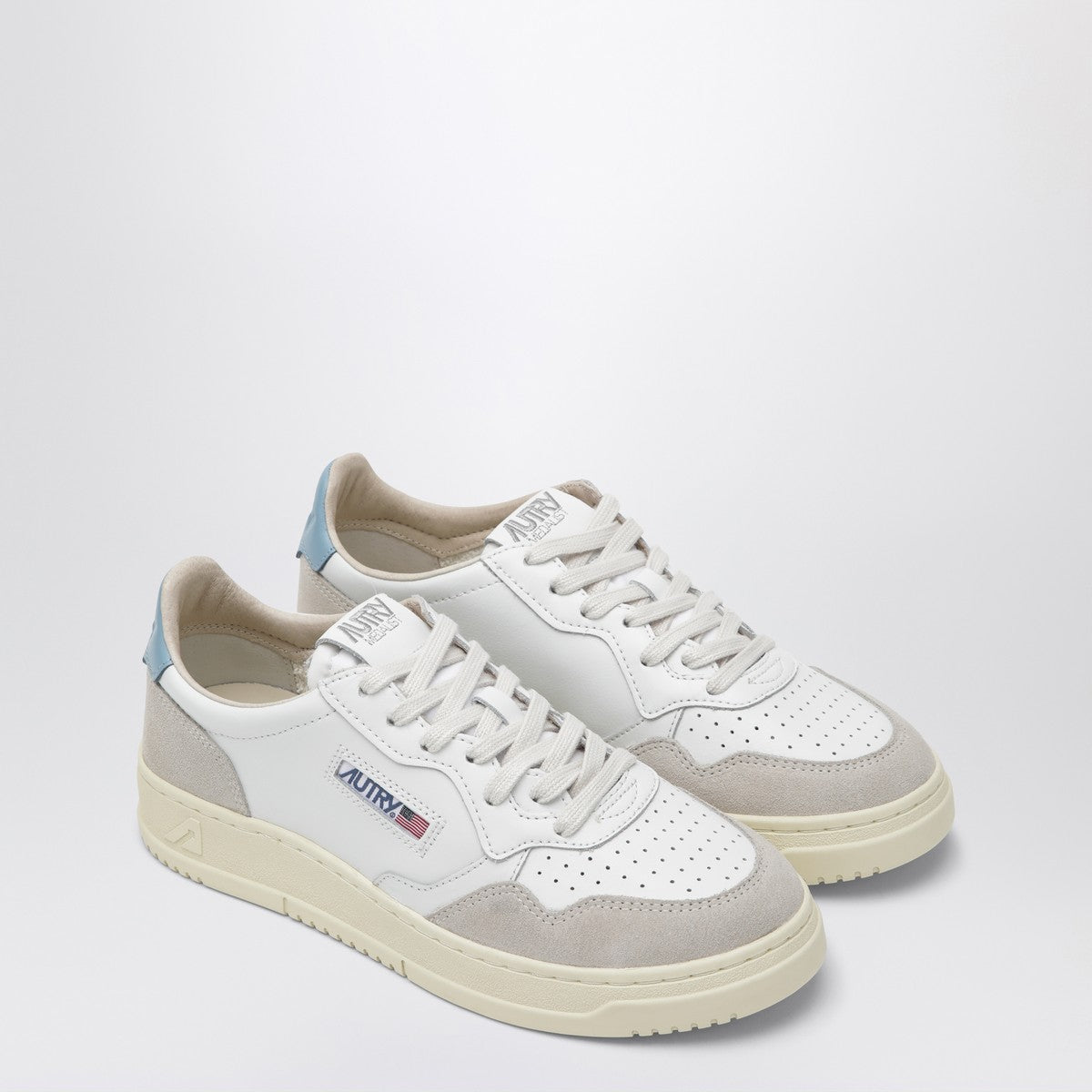 AUTRY Medalist Low sneakers in white/light blue leather and suede