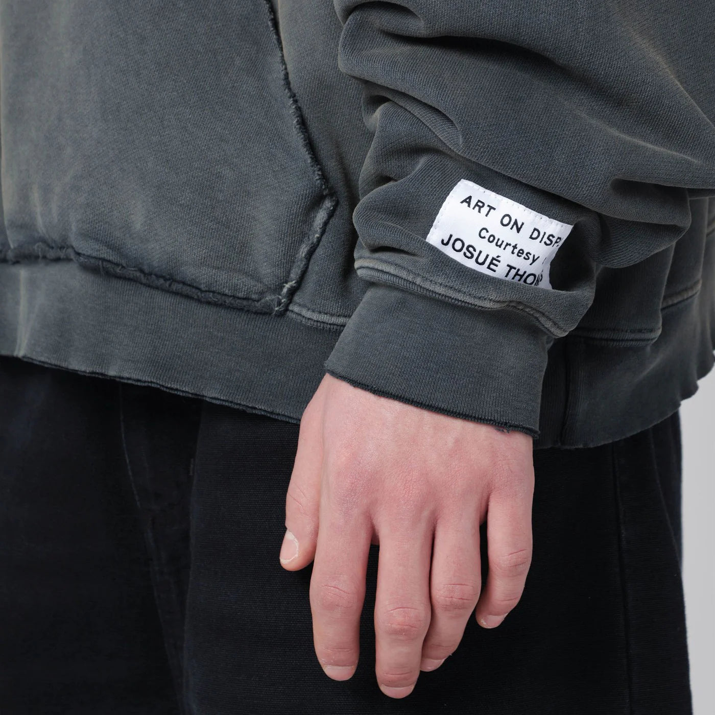 سويت شيرت Gallery Dept. باللون الرمادي الداكن مع شعار منقوش