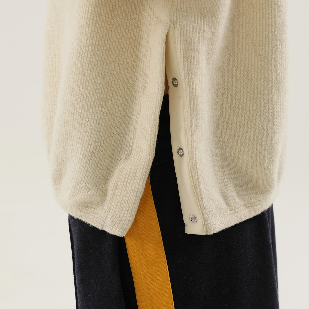 كنزة صوفية بيضاء مضلعة بفتحات من تصميم ستوديو 1989