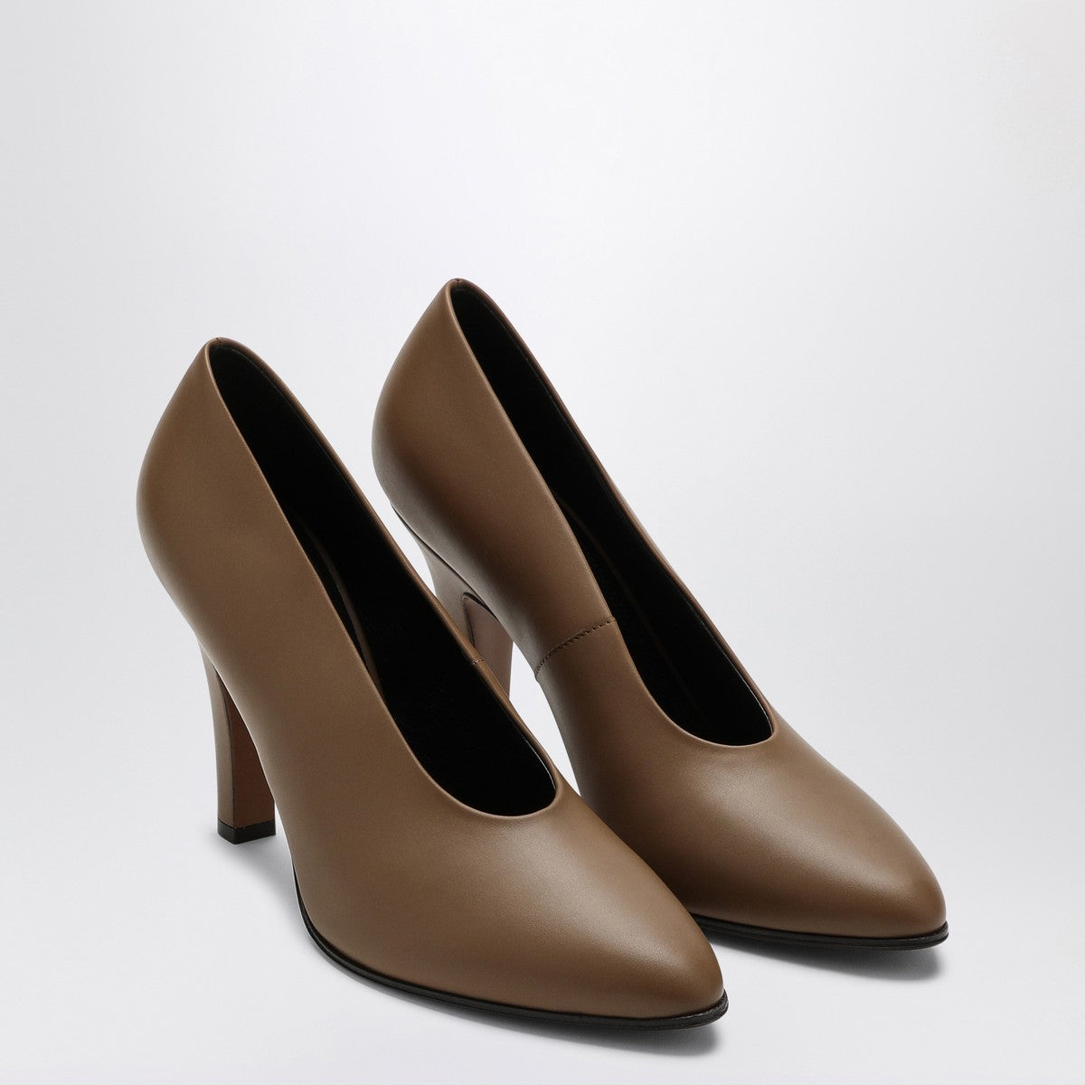 The Row Prudens Fawn coloured décolleté