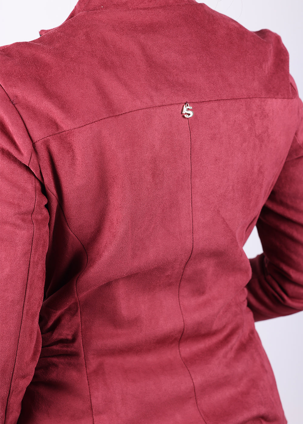 Back detailing of Siste’s burgundy suede jacket with Siste’s logo