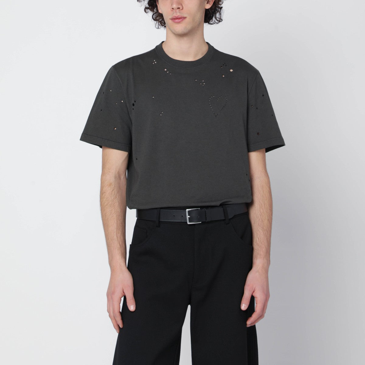 تيشيرت جولدن جوس بلون أنثراسيت بتأثير عتيق مع قلب مثقوب