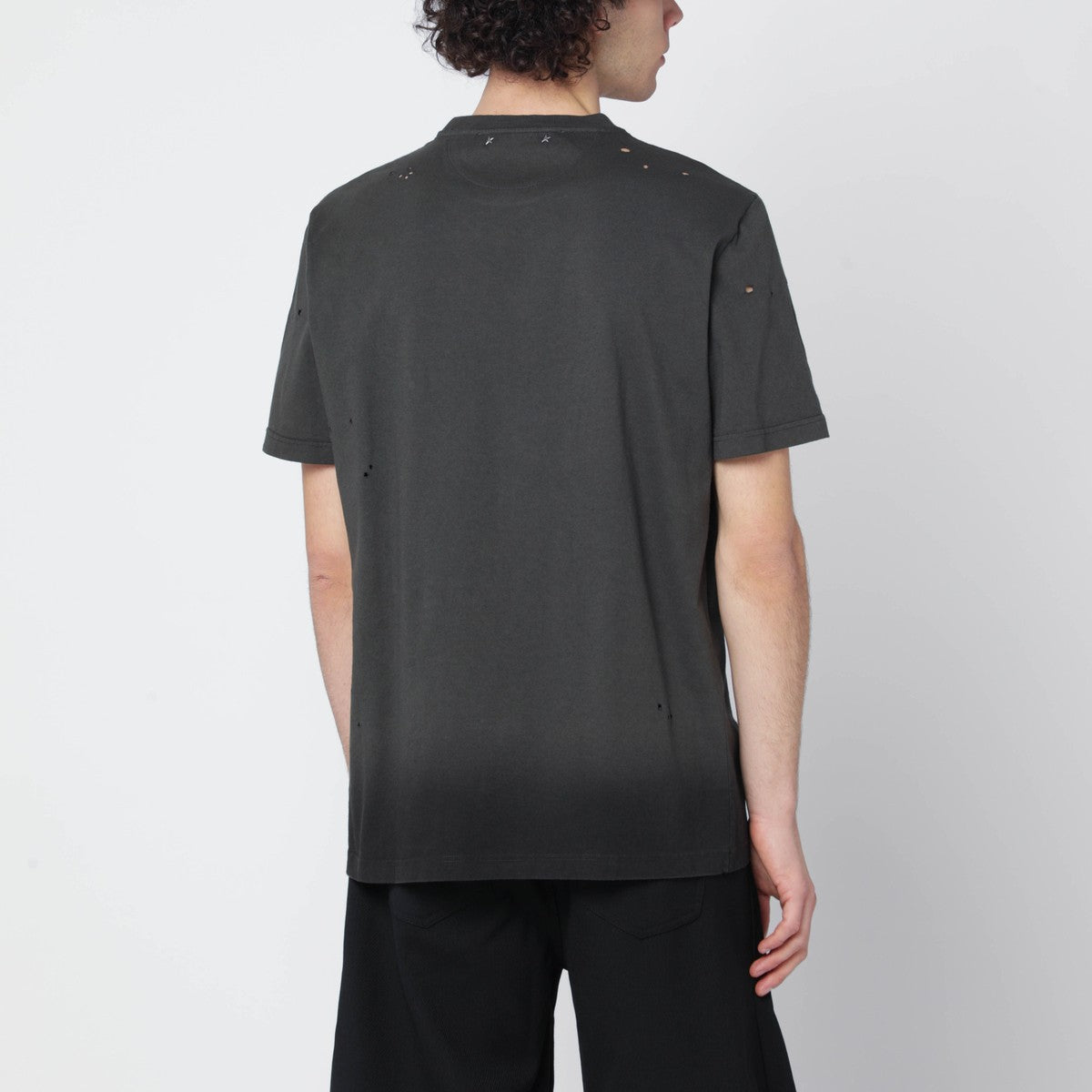 تيشيرت جولدن جوس بلون أنثراسيت بتأثير عتيق مع قلب مثقوب