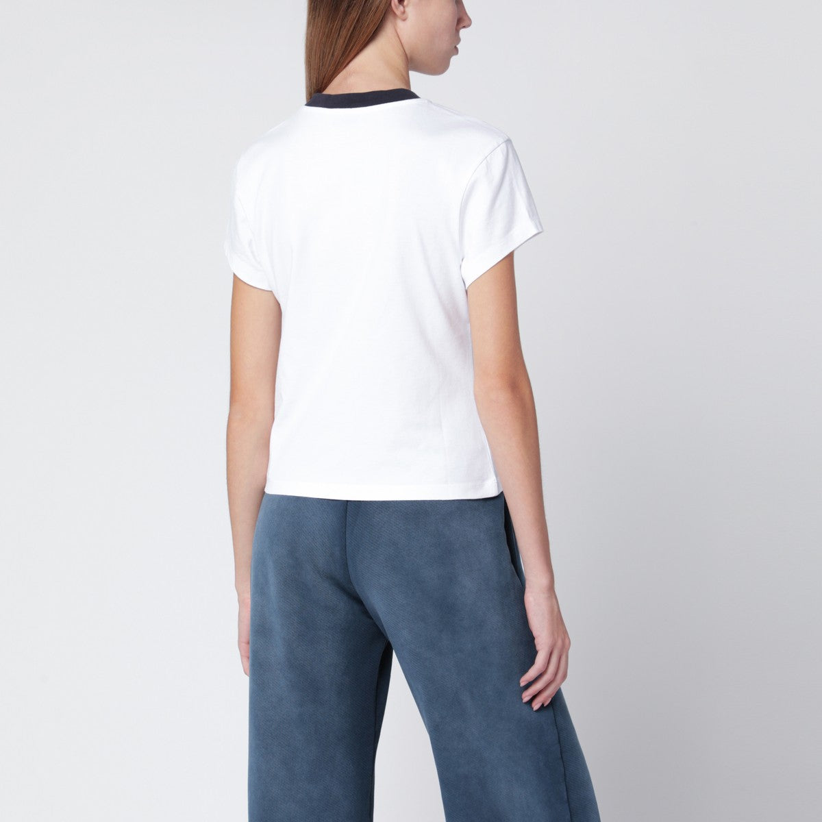 تيشيرت أبيض من أوف وايت™ بشعار مطرز باللون الأزرق